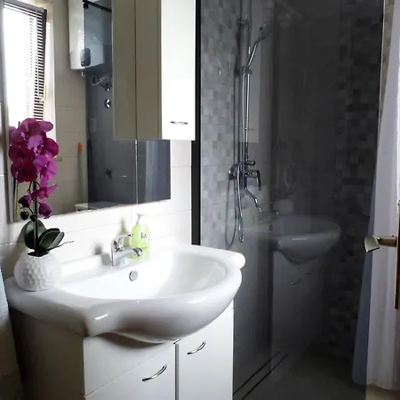 Schoene Gemuetliche Mit Meerblick, Wi-fi, Klimaanlage, Geeignet Auf Sehr Gute Lage, Appartement *