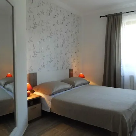 Schoene Gemuetliche Mit Meerblick, Wi-fi, Klimaanlage, Geeignet Auf Sehr Gute Lage, Apartament Sveti Vid-Miholjice