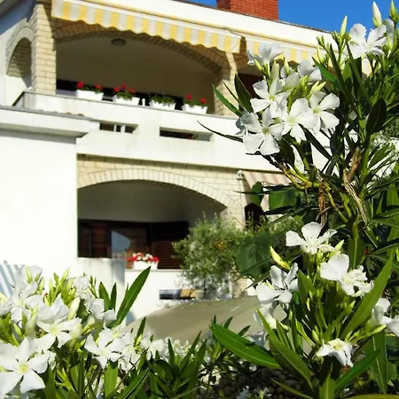 Schoene Gemuetliche Mit Meerblick, Wi-fi, Klimaanlage, Geeignet Auf Sehr Gute Lage, Apartament *